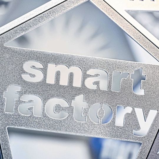 Bei den Präsentationen der beiden parallel stattfindenden Messen Blechexpo und Schweisstec vom 26. bis 29. Oktober fokussieren die Aussteller vor allem auf die digitale Vernetzung zur Smart Factory in der Blechbearbeitung. Bei den Präsentationen der beiden parallel stattfindenden Messen Blechexpo und Schweisstec vom 26. bis 29. Oktober fokussieren die Aussteller vor allem auf die digitale Vernetzung zur Smart Factory in der Blechbearbeitung.