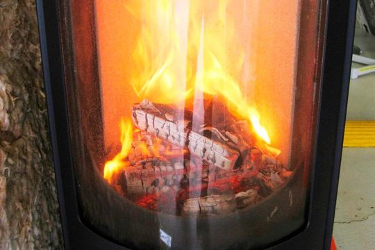 Feldstudien belegen: Das Heizen mit privaten Holzöfen erhöht die Feinstaubkonzentration im näheren Umfeld. Feldstudien belegen: Das Heizen mit privaten Holzöfen erhöht die Feinstaubkonzentration im näheren Umfeld.
