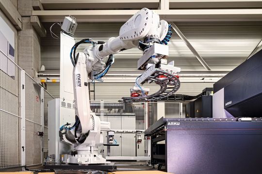 Sein Vision-Roboter-System hat Arku weiter verbessert: Der Roboter kann jetzt die Teile auch unsortiert von der Palette aufnehmen. Sein Vision-Roboter-System hat Arku weiter verbessert: Der Roboter kann jetzt die Teile auch unsortiert von der Palette aufnehmen.