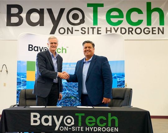 Mike Train, Chief Sustainability Officer von Emerson, und Mo Vargas, CEO von Bayo Tech.