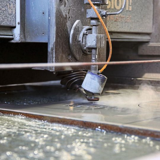 Gut investiert: Die eigene Wasserstrahl-Schneidanlage schafft beim Schirmbar-Hersteller Meissl eine hohe Flexibilität und sorgt für kreativere Konstruktionen. Gut investiert: Die eigene Wasserstrahl-Schneidanlage schafft beim Schirmbar-Hersteller Meissl eine hohe Flexibilität und sorgt für kreativere Konstruktionen.