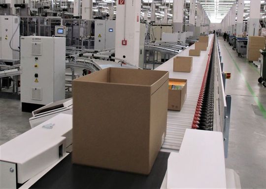 Blick in das Offenburger Logistikzentrum von Printus, einem der größten Online-Händler Europas. Systeme es Logistikexperten Fortna Pierau sollen die dortigen Prozesse jetzt modernisieren: Der neue Sorter etwa schafft 5.000 Sendungen pro Stunde. Blick in das Offenburger Logistikzentrum von Printus, einem der größten Online-Händler Europas. Systeme es Logistikexperten Fortna Pierau sollen die dortigen Prozesse jetzt modernisieren: Der neue Sorter etwa schafft 5.000 Sendungen pro Stunde.