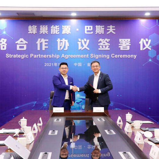 Yang Hongxin, Chairman and CEO of SVOLT(left)and Jay Yang, CEO of BASF Shanshan Battery Materials Co. (right) signed on the agreement. Yang Hongxin, Chairman and CEO of SVOLT(left)and Jay Yang, CEO of BASF Shanshan Battery Materials Co. (right) signed on the agreement.