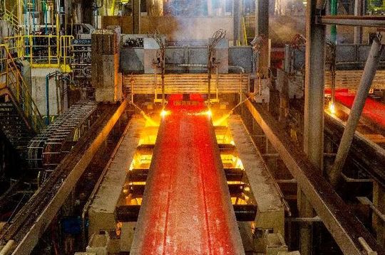 Tata Steel produziert die erste Bramme auf der neuen, dritten Stranggießanlage im Stahlwerk im niederländischen Ijmuiden. Tata Steel produziert die erste Bramme auf der neuen, dritten Stranggießanlage im Stahlwerk im niederländischen Ijmuiden.