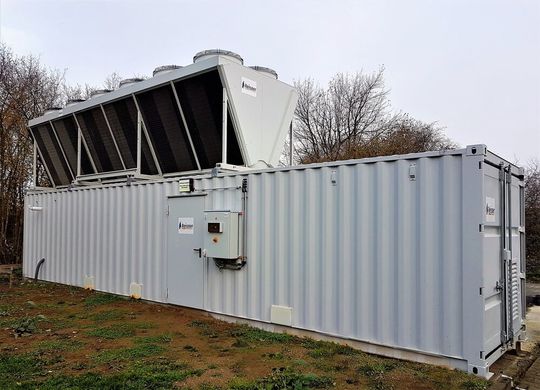 Das ist die individuelle Reisner-Containerkühlanlage mit Trockenkühler auf dem Dach von Agru-Frank. Das neu installierte Kühlkonzept spart aber nicht nur Platz. Mehr dazu, im nebenstehenden Beitrag. Das ist die individuelle Reisner-Containerkühlanlage mit Trockenkühler auf dem Dach von Agru-Frank. Das neu installierte Kühlkonzept spart aber nicht nur Platz. Mehr dazu, im nebenstehenden Beitrag.