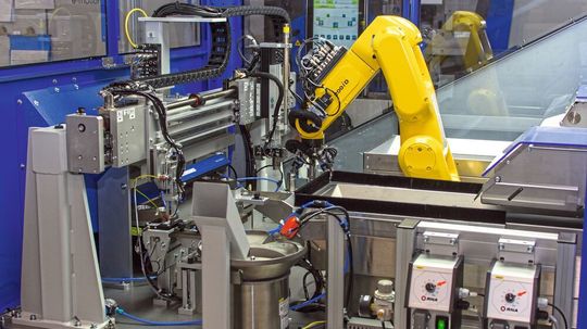Röchling stellt die Weichen auf Automatisierung. Mit der Roboterzelle sind auch kleine Losgrößen von ca. 50.000 bis 100.000 Stück rentabel. Röchling stellt die Weichen auf Automatisierung. Mit der Roboterzelle sind auch kleine Losgrößen von ca. 50.000 bis 100.000 Stück rentabel.