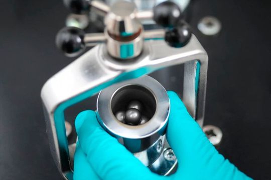 Ungeahnte Wirkung: Der Mahlprozess in einer Kugelmühle aktiviert einen Katalysator so, dass er die Synthese von Ammoniak bei viel niedrigerer Temperatur und geringerem Druck vermittelt, als sie im etablierten Haber-Bosch-Verfahren nötig sind. Ungeahnte Wirkung: Der Mahlprozess in einer Kugelmühle aktiviert einen Katalysator so, dass er die Synthese von Ammoniak bei viel niedrigerer Temperatur und geringerem Druck vermittelt, als sie im etablierten Haber-Bosch-Verfahren nötig sind.