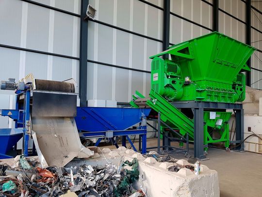 In Zeiten des allgemeinen Rohstoffmangels haben Recyclingprozesse Aufwind. Ein Material, bei dem sich die Kreislaufwirtschaft besonders lohnt, ist Aluminium. Doch dabei müssen heute einige Hürden genommen werden. Erdwich Zerkleinerungs-Systeme weiß aber, wie das geht. In Zeiten des allgemeinen Rohstoffmangels haben Recyclingprozesse Aufwind. Ein Material, bei dem sich die Kreislaufwirtschaft besonders lohnt, ist Aluminium. Doch dabei müssen heute einige Hürden genommen werden. Erdwich Zerkleinerungs-Systeme weiß aber, wie das geht.