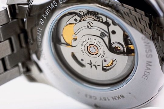 De 400 femtosecondes à 20 picosecondes en à peine 800 millisecondes : la durée d'impulsion réglable du laser à impulsions ultracourtes permet aussi d'appliquer des gravures blanches et raffinées au cours du processus de fabrication. De 400 femtosecondes à 20 picosecondes en à peine 800 millisecondes : la durée d'impulsion réglable du laser à impulsions ultracourtes permet aussi d'appliquer des gravures blanches et raffinées au cours du processus de fabrication.