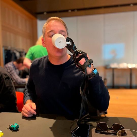 Die Kaffeetasse ist heile geblieben. Alles richtig gemacht. Die Kaffeetasse ist heile geblieben. Alles richtig gemacht.