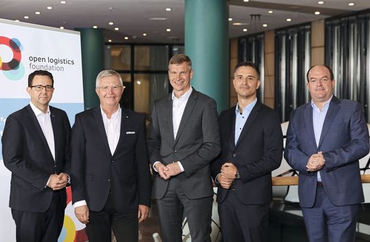 Stiftungsgründer (v.l.): Stefan Hohm (Dachser), Prof. Michael ten Hompel (Fraunhofer-IML), Dr. Stephan Peters (Rhenus), Christian Bockelt (DB Schenker) und Markus Bangen (Duisport). Stiftungsgründer (v.l.): Stefan Hohm (Dachser), Prof. Michael ten Hompel (Fraunhofer-IML), Dr. Stephan Peters (Rhenus), Christian Bockelt (DB Schenker) und Markus Bangen (Duisport).