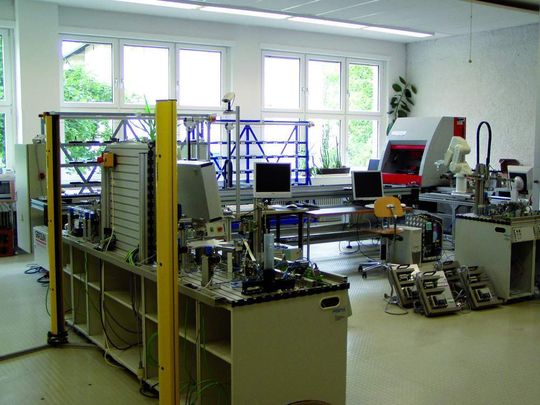 Mechatronisches Anwendungsbeispiel an der Hochschule Esslingen/Göppingen. Mechatronik wird dort mit neuer Denkweise gesehen: als ein Denken in Systemen funktionaler und räumlicher Integration. Bild: Hochschule Esslingen/Göppingen Mechatronisches Anwendungsbeispiel an der Hochschule Esslingen/Göppingen. Mechatronik wird dort mit neuer Denkweise gesehen: als ein Denken in Systemen funktionaler und räumlicher Integration. Bild: Hochschule Esslingen/Göppingen