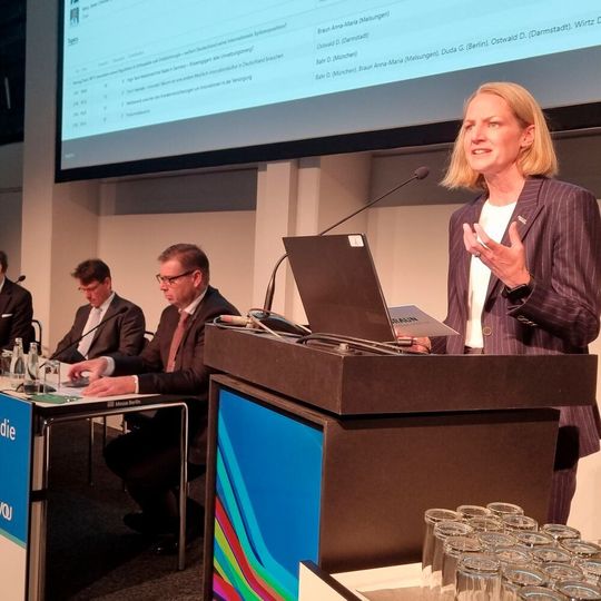 Anna Maria Braun, Vorstandsvorsitzende der B. Braun SE: „Wir müssen viel mehr auf effiziente digitale Technologien setzen. Ein europäischer Datenraum erfordert auch ein gewisses Maß an Standardisierung, um Daten klug nutzen zu können und echten Nutzen für Anwender und Patienten zu schaffen.“ Anna Maria Braun, Vorstandsvorsitzende der B. Braun SE: „Wir müssen viel mehr auf effiziente digitale Technologien setzen. Ein europäischer Datenraum erfordert auch ein gewisses Maß an Standardisierung, um Daten klug nutzen zu können und echten Nutzen für Anwender und Patienten zu schaffen.“