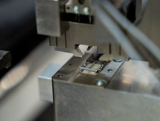 Klickt`s richtig? Blick in den vom Fraunhofer-IWU entwickelten Akustikprüfstand für Cherry-Computertastaturknöpfe. Die 100-Prozent-Prüfung lässt nur Cherry-Taster „durch“, die das typische Klickgeräusch entwickeln, das der Computer-, Notebook- oder Tablet-User gewohnt ist. Klickt`s richtig? Blick in den vom Fraunhofer-IWU entwickelten Akustikprüfstand für Cherry-Computertastaturknöpfe. Die 100-Prozent-Prüfung lässt nur Cherry-Taster „durch“, die das typische Klickgeräusch entwickeln, das der Computer-, Notebook- oder Tablet-User gewohnt ist.