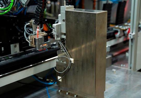 Um bei der Fertigung eines völlig neuen ultraflachen Schalters immer den „richtigen Ton“ zu treffen, hat Cherry auf Mess- und Prüf-Know-how des Fraunhofer-IWU zurückgegriffen. Um bei der Fertigung eines völlig neuen ultraflachen Schalters immer den „richtigen Ton“ zu treffen, hat Cherry auf Mess- und Prüf-Know-how des Fraunhofer-IWU zurückgegriffen.