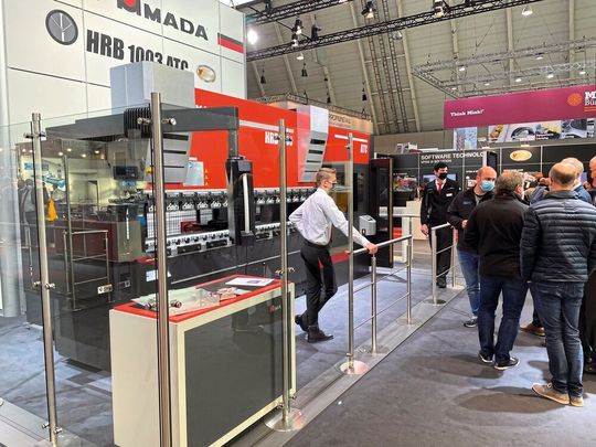 Die Abkantpresse HG-ATC ist neben dem Faserlaser Ventis-3015AJ 4 kW eine der Attraktionen am Messestand von Amada. Die Abkantpresse HG-ATC ist neben dem Faserlaser Ventis-3015AJ 4 kW eine der Attraktionen am Messestand von Amada.