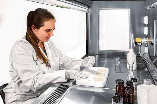 1 Mikrobiologische Sicherheitswerkbänke halten durch einen „Luftvorhang“ Aerosole vom Anwender und den Produkten fern. 1 Mikrobiologische Sicherheitswerkbänke halten durch einen „Luftvorhang“ Aerosole vom Anwender und den Produkten fern.