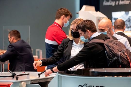The search for solutions targeted at specific tasks in deburring and the production of precision surface finishes, as well as the resultant, intensive technical discussions, were once again the hallmarks of this year’s Deburring Expo. The search for solutions targeted at specific tasks in deburring and the production of precision surface finishes, as well as the resultant, intensive technical discussions, were once again the hallmarks of this year’s Deburring Expo.