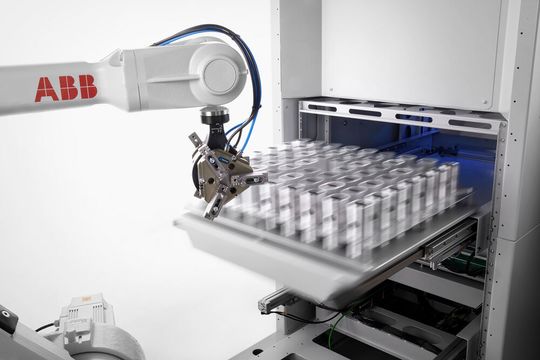 Blick in den Arbeitsraum eines Mitglieds der neuen Flexloader-Familie von ABB. Es handelt sich, wie es heißt, um „intelligente“ robotergestützte Beschickungssysteme für Werkzeugmaschinen für die Metallbearbeitung. Blick in den Arbeitsraum eines Mitglieds der neuen Flexloader-Familie von ABB. Es handelt sich, wie es heißt, um „intelligente“ robotergestützte Beschickungssysteme für Werkzeugmaschinen für die Metallbearbeitung.