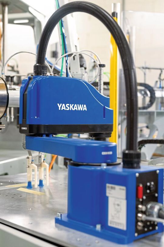 Neuland: Erstmals bietet Scaldopack auch die Integration eines Roboters von Yaskawa in einer Maschine an, um die Flexibilität in der Produktion zu steigern.