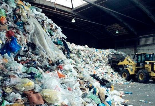 Polyethylen ist langlebig. Das freut die Anwender, die Umwelt später aber nicht, wie hier zu sehen. Konstanzer Forscher haben es nun aber geschafft, den Kunststoff so auszurüsten, dass er sich nicht nur schneller abbaut, sondern auch Lacke und Kleber an ihm besser haften und er dennoch seine bekannten Vorteile behält. Polyethylen ist langlebig. Das freut die Anwender, die Umwelt später aber nicht, wie hier zu sehen. Konstanzer Forscher haben es nun aber geschafft, den Kunststoff so auszurüsten, dass er sich nicht nur schneller abbaut, sondern auch Lacke und Kleber an ihm besser haften und er dennoch seine bekannten Vorteile behält.
