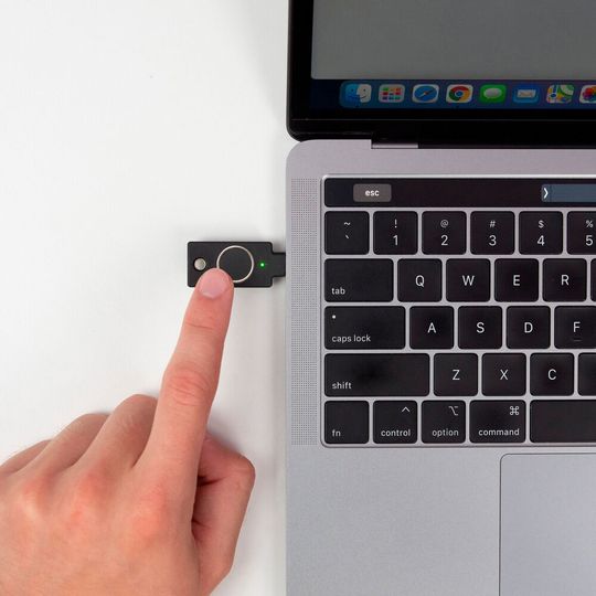 Der YubiKey sichert Geräte und Anwendungen mithilfe von Fingerabdruckerkennung. Der YubiKey sichert Geräte und Anwendungen mithilfe von Fingerabdruckerkennung.