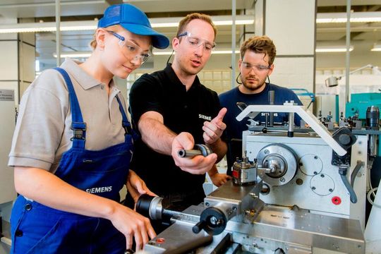 Maschinenbau schafft Bewegung – das hat doch was! Dennoch bewerben sich immer weniger junge Leute in diesem Industriesektor. Der VDMA berichtet hier über die Lage und darüber, wie man dagegensteuern kann. Auch Influencer sollen dabei helfen. Maschinenbau schafft Bewegung – das hat doch was! Dennoch bewerben sich immer weniger junge Leute in diesem Industriesektor. Der VDMA berichtet hier über die Lage und darüber, wie man dagegensteuern kann. Auch Influencer sollen dabei helfen.