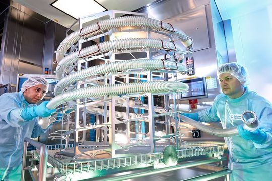 Two employees of Boehringer Ingelheim in the preparation of product transfer tubes for cleaning. Two employees of Boehringer Ingelheim in the preparation of product transfer tubes for cleaning.