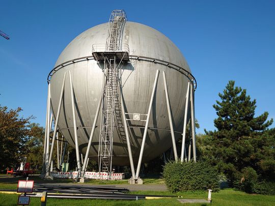 Mit einem Durchmesser von 27 Metern zählt der 1972 erbaute oberirdische Erdgas-Kugelspeicher des Heizkraftwerks Mitte in Braunschweig zu den größten Anlagen seiner Art in Deutschland. Mit einem Durchmesser von 27 Metern zählt der 1972 erbaute oberirdische Erdgas-Kugelspeicher des Heizkraftwerks Mitte in Braunschweig zu den größten Anlagen seiner Art in Deutschland.