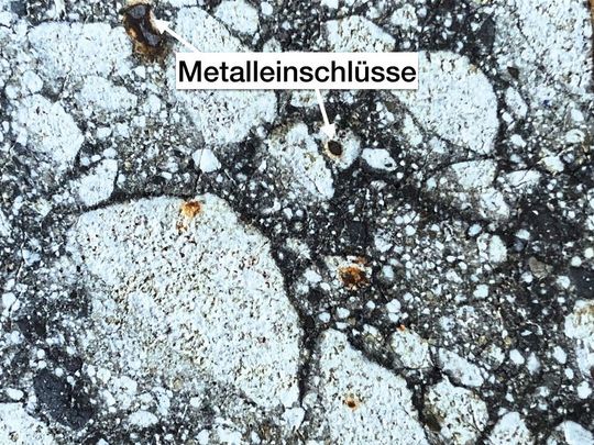 Apollo-Probe 60335 mit sichtbaren Metalleinschlüssen: Diese Metallkörner stammen von Asteroiden, die auf dem Mond eingeschlagen sind.