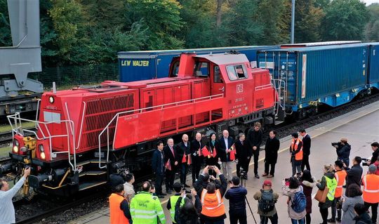 Erster Einlauf! Am 25. Oktober 2021 erreichte der erste voll beladene „Shanghai-Express“ über die neue Containerzugverbindung zwischen China und Hamburg die Hansestadt. Genauer gesagt, das Duss-Terminal in Hamburg-Billwerder. Ein Grund zum Feiern! Erster Einlauf! Am 25. Oktober 2021 erreichte der erste voll beladene „Shanghai-Express“ über die neue Containerzugverbindung zwischen China und Hamburg die Hansestadt. Genauer gesagt, das Duss-Terminal in Hamburg-Billwerder. Ein Grund zum Feiern!