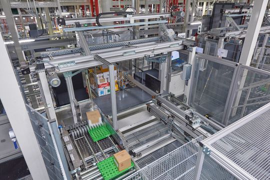 Witron Logistik + Informatik hat gleich doppelten Grund zum Feiern! Denn der Hauptsitz in Parkstein ist 50 Jahre im Geschäft und die Niederlassung im britischen Stoke-on-Trent schaut auf 25 Jahre. Blick auf einen Erfolgsschlager aus dem Case-Picking-Portfolio. Witron Logistik + Informatik hat gleich doppelten Grund zum Feiern! Denn der Hauptsitz in Parkstein ist 50 Jahre im Geschäft und die Niederlassung im britischen Stoke-on-Trent schaut auf 25 Jahre. Blick auf einen Erfolgsschlager aus dem Case-Picking-Portfolio.