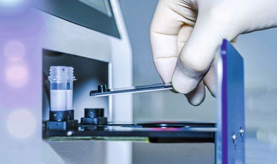 Das kompakte Gerät zum Nachweis multiresistenter Keime führt alle Reaktionsschritte automatisiert aus und liefert ein Ergebnis innerhalb einer Stunde. Schon ein einziges DNA-Molekül reicht für den Nachweis. Das kompakte Gerät zum Nachweis multiresistenter Keime führt alle Reaktionsschritte automatisiert aus und liefert ein Ergebnis innerhalb einer Stunde. Schon ein einziges DNA-Molekül reicht für den Nachweis.