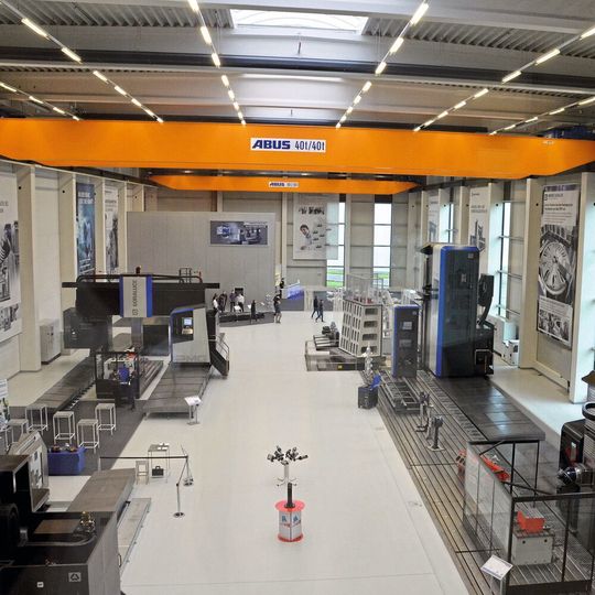 In Halle 1 standen auf 2100 Quadratmetern fünf imposante Maschinen unter Span: Fahrständer Fräs- und Bohrcenter FR 16000, Fahrständer Fräs- und Bohrcenter FP 8000, Portal Fräs- und Drehcenter PMG 12000, Fahrständer Fräs- und Bohrcenter FLP 8000 Duplex. In Halle 1 standen auf 2100 Quadratmetern fünf imposante Maschinen unter Span: Fahrständer Fräs- und Bohrcenter FR 16000, Fahrständer Fräs- und Bohrcenter FP 8000, Portal Fräs- und Drehcenter PMG 12000, Fahrständer Fräs- und Bohrcenter FLP 8000 Duplex.