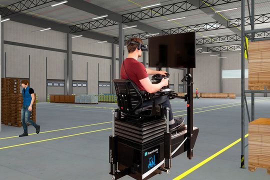 Das Training mit dem VR-Simulator „LiftNick“ am Fraunhofer-IML in Dortmund richtet sich an Gabelstaplerfahrerinnen und -fahrer, die bereits einen Staplerführerschein besitzen. Das Training mit dem VR-Simulator „LiftNick“ am Fraunhofer-IML in Dortmund richtet sich an Gabelstaplerfahrerinnen und -fahrer, die bereits einen Staplerführerschein besitzen.