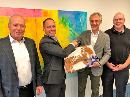 Présents lors de la remise des clés (de gauche à droite) : Hans-Ulrich Kurt, membre du conseil d'administration du groupe IAR, Sébastien Perroud, CEO et PCA du groupe IAR, Roger A. Bachmann, ancien propriétaire et PCA de Bachmann Engineering AG, Renato Baumgartner, ancien membre du conseil d'administration de Bachmann Engineering AG. Présents lors de la remise des clés (de gauche à droite) : Hans-Ulrich Kurt, membre du conseil d'administration du groupe IAR, Sébastien Perroud, CEO et PCA du groupe IAR, Roger A. Bachmann, ancien propriétaire et PCA de Bachmann Engineering AG, Renato Baumgartner, ancien membre du conseil d'administration de Bachmann Engineering AG.