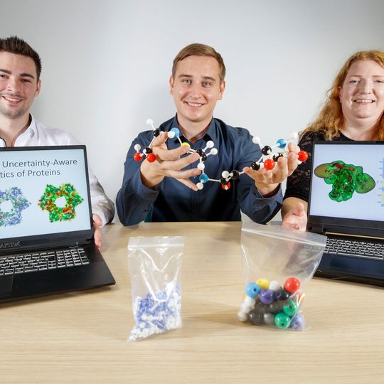 Das Team arbeitet an der neuen Software (v.l.n.r.): Kurt Schardt, Robin Maack und Christina Gillmann. Das Team arbeitet an der neuen Software (v.l.n.r.): Kurt Schardt, Robin Maack und Christina Gillmann.
