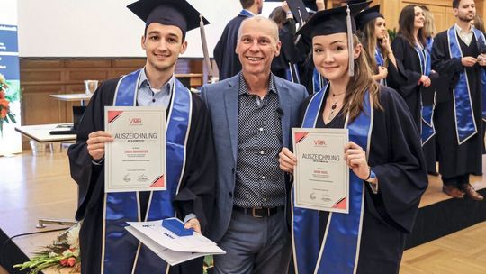 Sarah Vogel (re.) und Tobias Brinkmeier (li.), hier mit Prof. Dr. Stefan Bratzel, schlossen ihr Studium als Jahrgangsbeste ab. und wurden dafür vom VMH ausgezeichnet Sarah Vogel (re.) und Tobias Brinkmeier (li.), hier mit Prof. Dr. Stefan Bratzel, schlossen ihr Studium als Jahrgangsbeste ab. und wurden dafür vom VMH ausgezeichnet
