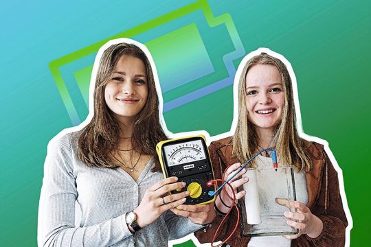 Mariella Benkenstein (l.) und Marit Kock mit ihrer Redox-Flow-Batterie Mariella Benkenstein (l.) und Marit Kock mit ihrer Redox-Flow-Batterie