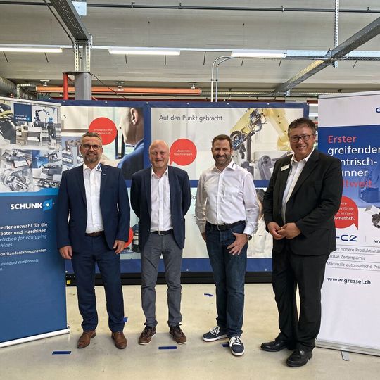 Schunk Intec und Gressel legen künftig ihren Spanntechnik-Verkauf in der Schweiz zusammen: (v.L.) Martin Kluge, GF Schunk Intec, Markus Lau, Vertriebsleiter Gressel, Matthias Zünd, Verkaufsleiter Schweiz Gressel & Schunk Spanntechnik und Jörg Maier, GF Gressel. Schunk Intec und Gressel legen künftig ihren Spanntechnik-Verkauf in der Schweiz zusammen: (v.L.) Martin Kluge, GF Schunk Intec, Markus Lau, Vertriebsleiter Gressel, Matthias Zünd, Verkaufsleiter Schweiz Gressel & Schunk Spanntechnik und Jörg Maier, GF Gressel.