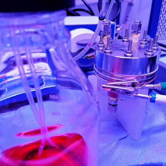 Die elektrochemische Reaktionszelle hat das Potenzial, vom kleinen Labormaßstab auf industrielle Größe übertragen werden zu können. Die elektrochemische Reaktionszelle hat das Potenzial, vom kleinen Labormaßstab auf industrielle Größe übertragen werden zu können.