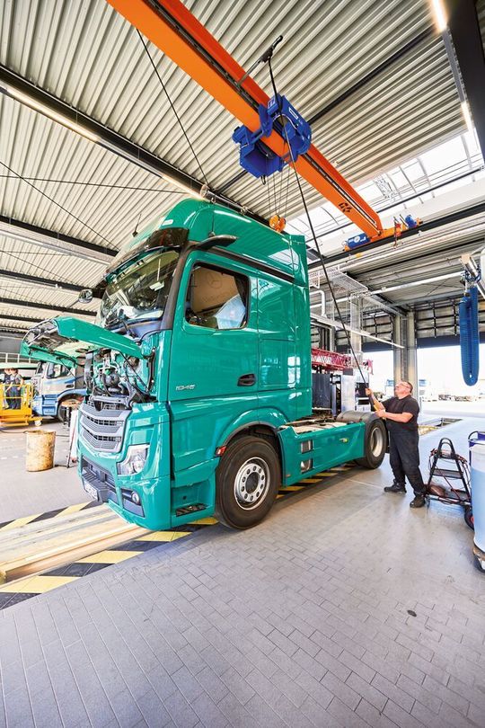 The Abus single-girder overhead traveling crane with a load capacity of 6.3 tons can be used at all pits and workplaces in the truck workshop, as its crane runway runs over the entire 40 meter wide hall.  Vehicles don't have to be maneuvered first: That saves a lot of time.