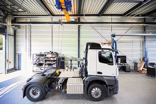 In the body shop, which is mainly used for the assembly and conversion of vans, Herbrand relies on another Abus single-girder overhead traveling crane with a load capacity of 3.2 tons.  It has a span of around 13 meters and is therefore available at all four workstations in the hall.