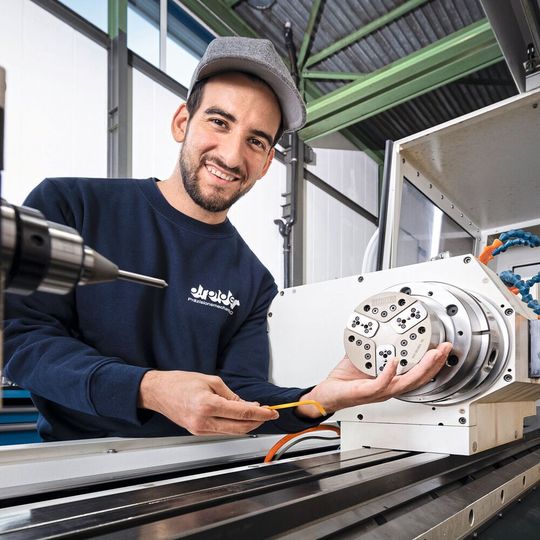 Sowohl die Präzisionsspannfutter als auch die Rotorspitzen sind in der eigenen Produktion bei ROTOR TOOL auf ihren Schleifzentren im Einsatz und das zur vollsten Zufriedenheit des Fertigungsspezialisten. Sowohl die Präzisionsspannfutter als auch die Rotorspitzen sind in der eigenen Produktion bei ROTOR TOOL auf ihren Schleifzentren im Einsatz und das zur vollsten Zufriedenheit des Fertigungsspezialisten.