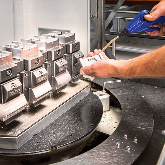 Hier im Bild - aus der firmeneigenen Fertigung - ausgezeichnet zu erkennen, wie die Beladungs-dichte in der Werkzeugmaschine optimal
ausgenutzt werden kann. Hier im Bild - aus der firmeneigenen Fertigung - ausgezeichnet zu erkennen, wie die Beladungs-dichte in der Werkzeugmaschine optimal
ausgenutzt werden kann.