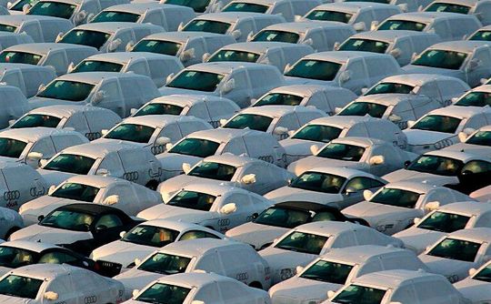 Auf Halde! Der deutschen Automobilbranche geht es immer noch nicht gut! Dieses Problem, so der Deutsche Industrie- und Handelskammertag (DIHK), bedroht bereits den Wirtschaftsstandort Deutschland, denn es zieht viele andere mit in den Strudel. Auf Halde! Der deutschen Automobilbranche geht es immer noch nicht gut! Dieses Problem, so der Deutsche Industrie- und Handelskammertag (DIHK), bedroht bereits den Wirtschaftsstandort Deutschland, denn es zieht viele andere mit in den Strudel.