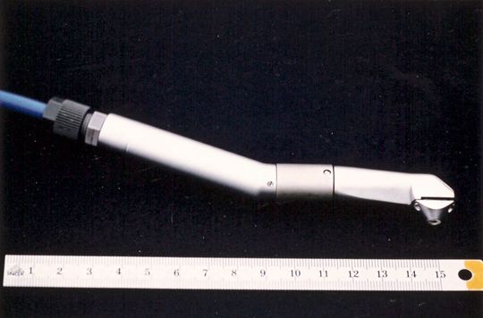 Abb. 5: Wassergekühltes zahnärztliches Handgerät. Abb. 5: Wassergekühltes zahnärztliches Handgerät.