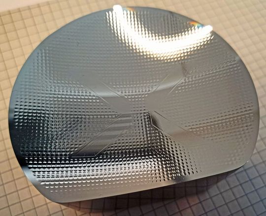 Experimenteller Formeinsatz aus gehärtetem Werkzeugstahl mit Mikrostruktur, bei dem der Hochglanz ohne manuelle Nacharbeit erreicht wird. Experimenteller Formeinsatz aus gehärtetem Werkzeugstahl mit Mikrostruktur, bei dem der Hochglanz ohne manuelle Nacharbeit erreicht wird.