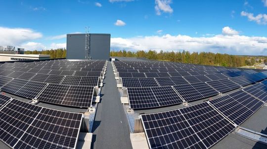 Wissenschaftlich fundiert wird der Flurförderzeughersteller Toyota Material Handling den Klimaschutz angehen (hier Solarsysteme am schwedischen Standort Mjölby). So will man helfen, das 1,5-Grad-Celsius-Ziel der Vereinten Nationen und der EU zu erreichen. Wissenschaftlich fundiert wird der Flurförderzeughersteller Toyota Material Handling den Klimaschutz angehen (hier Solarsysteme am schwedischen Standort Mjölby). So will man helfen, das 1,5-Grad-Celsius-Ziel der Vereinten Nationen und der EU zu erreichen.