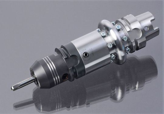 Das wirkt zwar wie ein Fräswerkzeug, doch beherrscht dieses System andere Prozesse: Es dient zum wirtschaftlicheren Glätten gefräster Oberflächen. Wie das funktioniert, erfahren Sie im nebenstehenden Beitrag.